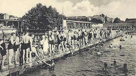 Historische Aufnahme des Seebads Mariendorf bei Hochbetrieb im Sommer.