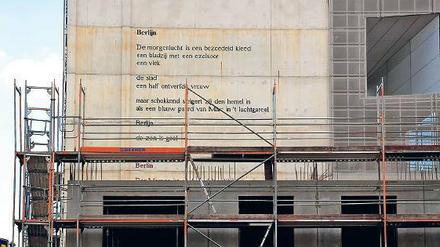 Fast weg. Das Gedicht von Hendrik Marsman über Berlin von 1922 ist immer noch aktuell. Das Gedicht auf der Wand war ein Geschenk der niederländischen Botschaft zum 775. Geburtstag der Stadt 2012.