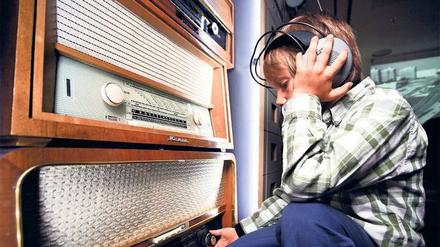 Gut gehört. Am Radio kann man verschiedene Sender der DDR hören.