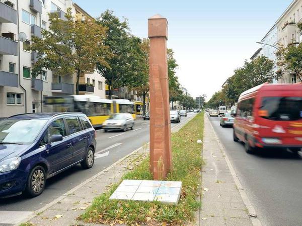 Zum Gedenken. Eine Stele auf der Bismarckstraße an der Ecke Kaiser-Friedrich-Straße. Hier starb 2004 der neunjährige Dersu.