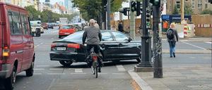 Rücksichtslos. Viele Autofahrer achten beim Abbiegen nicht auf Fahrradfahrer. Diese können häufig nur durch eine Vollbremsung einen Unfall verhindern. Diese Kreuzung hier Kaiserdamm/Messedamm gilt seit Jahren als eine besonders gefährliche. 