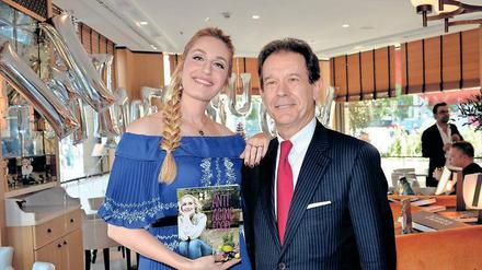 Iss dich gesund. Elna-Magret Prinzessin zu Bentheim und Hotelchef Gregor Andreewitch im Restaurant "Roca" des Waldorf Astoria.