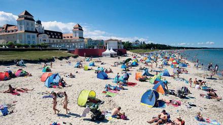 Die Ostseestrände sind derzeit voll mit Urlaubern. Orte wie Binz auf Rügen gehören zu den beliebtesten Reisezielen der Berliner. Deswegen verlagert die Linke einige ihrer Aktivitäten dorthin, um für sich zu werben. 