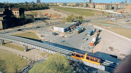 Die M-Bahn-Strecke verlief entlang des Potsdamer Platzes nahe der Berliner Mauer. So sah es kurz nach dem Mauerfall dort aus. 
