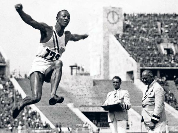 Ach im Weitsprung - 8,06 Meter, Olympischer Rekord- gewann Jesse Owens 1936 Gold.