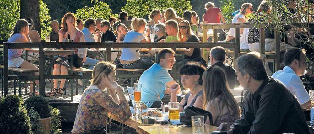 Trinken und trinken lassen. In vielen Berliner Biergärten – hier das Café am Neuen See im Tiergarten – kann man den Sommer aus vollen Krügen genießen. 