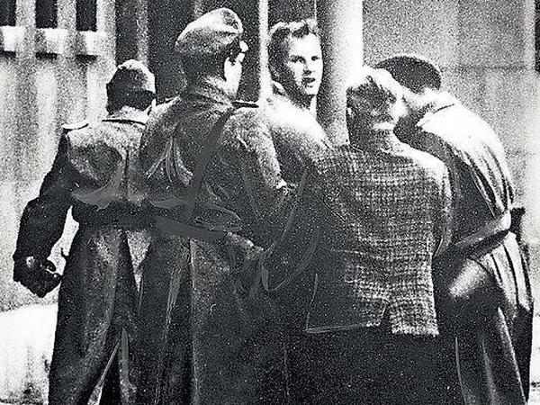 Ein Mann wird nach einem Fluchtversuch von DDR-Polizisten abgeführt.
