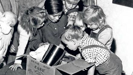 Heute, Kinder, wird’s was geben. Für die ausgehungerten Berliner, und zumal die Kleinsten unter ihnen, war der Empfang eines Care-Pakets wie Weihnachten. 