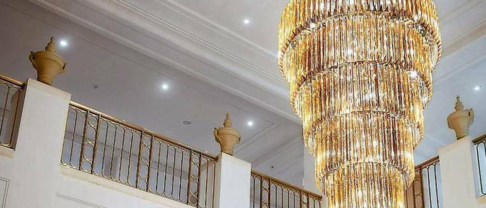 In neuem Glanz: Ein Venini-Leuchter in der Lobby des Hotel Adlon.