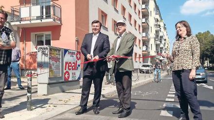Feierlich. Verkehrssenator Geisel (links) und Stadtrat Panhoff eröffnen den Radweg an der Warschauer Straße. 