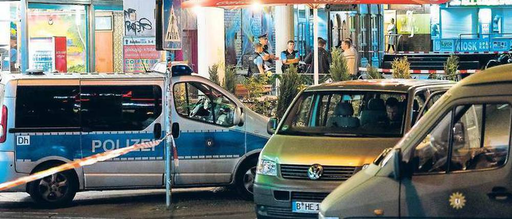 Am Tatort. Einsatzkräfte der Polizei stehen in der Nacht zu Sonntag in dem Hinterhof unweit des Kottbusser Tores, in dem der 32-Jährige erschossen wurde.