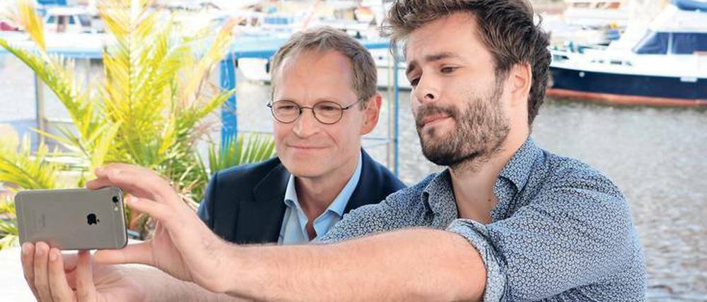 Auf ein Selfie mit dem Regierenden. Tilo Jung nach dem 90-minütigen Gespräch mit Michael Müller (SPD) für sein Videoformat „Jung &amp; Naiv“.
