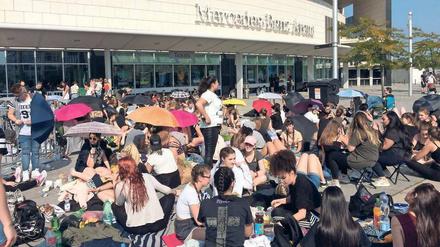 Mädchenmenge. Stundenlang in der Hitze vor der Mercedes-Benz-Arena ausharren? Kein Problem für die Fans des Sängers Justin Bieber.