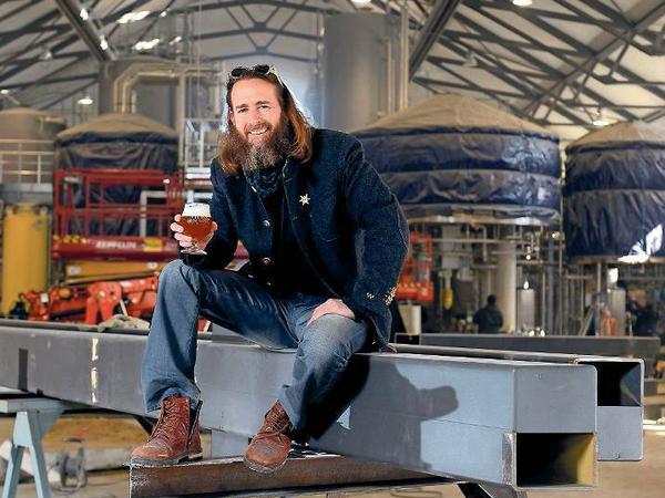 Greg Koch, Chef und Mitgründer der „Stone Brewing Company“, zeigt sich bevorzugt mit einem Glas „Arrogant Bastard Ale“. 