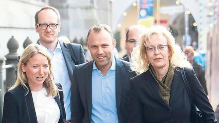 Richtung Rathaus. Die FDP-Spitze (Mitte: Spitzenkandidat Sebastian Czaja) auf dem Weg zum Gespräch. 
