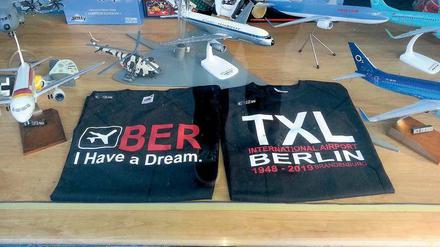 Damals lachten die Passanten noch. Dieses Foto nahmen wir 2013 auf. Da lagen diese zwei Shirts im Schaufenster des „Aviation Centers“ an der Kantstraße.
