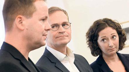 Die Drei von der Denkstelle. Klaus Lederer, Michael Müller und Ramona Pop (von links) verhandeln an einem dreieckigen Tisch. 