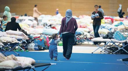 Flüchtlinge in Berliner Turnhallen. 