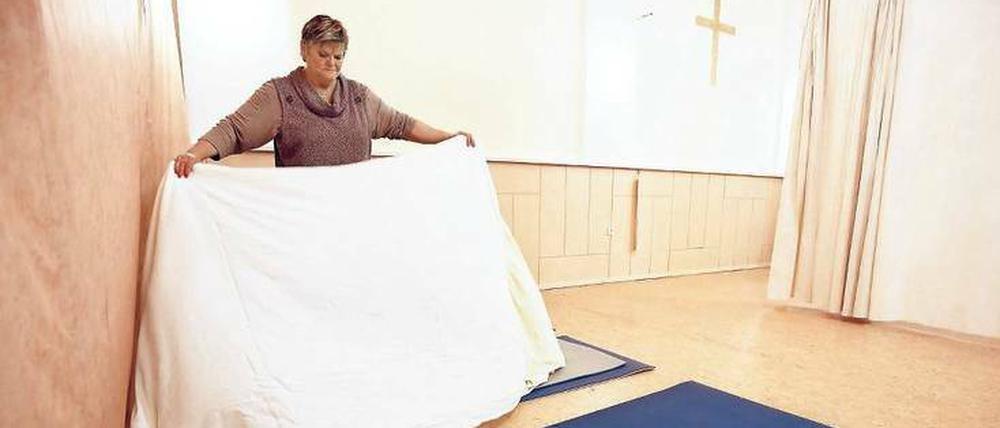 Jeden Freitag können Obdachlose im Gemeindesaal der St.-Richard-Kirche schlafen. Seit 18 Jahren hilft Elisabeth Cieplik in Neuköllns Notunterkünften.