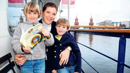 Auf gepackten Koffern. Britta Schmidt von Groeling mit ihren Kindern und Recherche-Helfern, Carla und Oscar. 