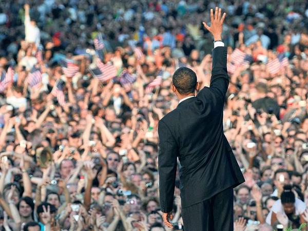 Beim Obama-Besuch 2008 brachten viele Menschen ihre enge Beziehung zu den Vereinigten Staaten an der Siegessäule zum Ausdruck. 