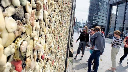 Das babbt. Touristen kleben gerne ihre Kaugummis an die Berliner Mauer. Was diese Unsitte soll, ist bislang unerforscht. Vorbild ist eine zugeklebte Mauer im US-amerikanischen Seattle.