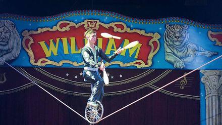 Von wegen Luftnummer. Der Circus William bietet auch Artistik - vom Einrad-Kunststück bis zum spektakulären „Todesrad“. 