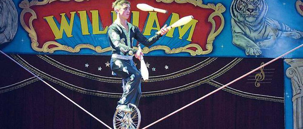 Von wegen Luftnummer. Der Circus William bietet auch Artistik - vom Einrad-Kunststück bis zum spektakulären „Todesrad“. 
