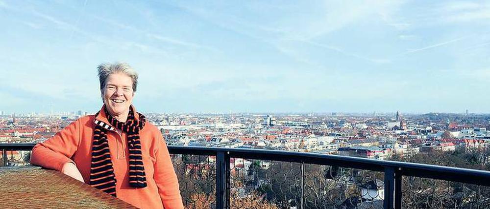 Beste Aussichten. Auf dem Wasserturm in Dahlem hat Petra Gebauer einen wunderbaren Blick auf die Dächer von Berlin.