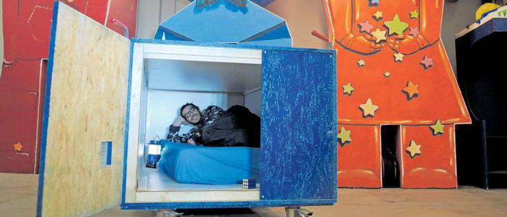 Ein Künstler von "PixelHelper" präsentiert die Kiste, die das Künstlerkollektiv für Obdachlose bauen möchte. 
