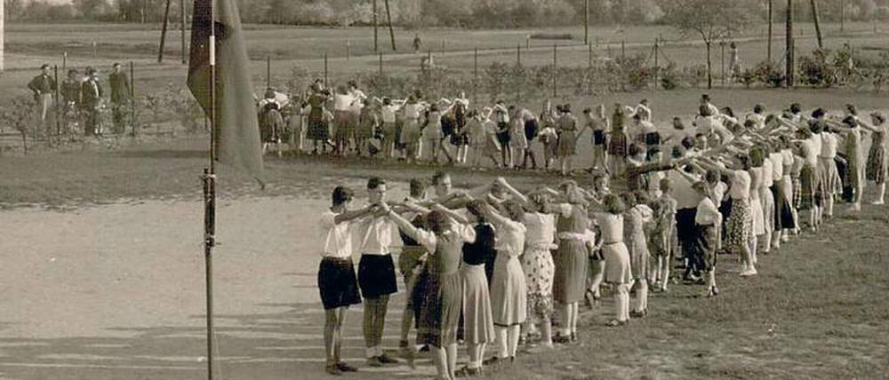 Im Jahr 1947 feiern Jugendliche die Grundsteinlegung des ersten Berliner Jugendclubs.