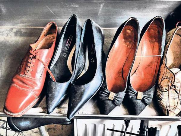 Früher machte Matthias Kartmann noch selbst Schuhe, heute repariert er nur noch.
