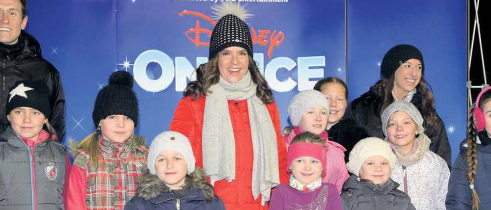 Gut geschlittert. Katarina Witt mit Nachwuchs-Eisprinzessinnen und Profikünstlern aus der neuen Show „Disney on Ice“.