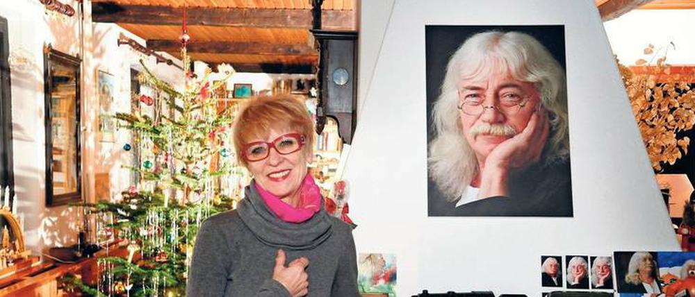 Monika Ehrhardt-Lakomy führt fort, was sie mit ihrem 2013 verstorbenen Mann Reinhard Lakomy begonnen hat – sie tourt, veröffentlicht CDs und plant ein Nachlassarchiv. 