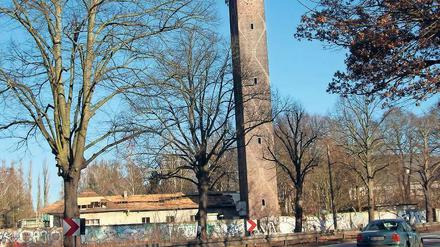 Wahrzeichen im Norden: Der 50 Meter hohe Turm steht am Kaserneneingang, direkt an der Bundesstraße B2 zwischen Berlin-Spandau und Potsdam. Foto: Henri Kramer
