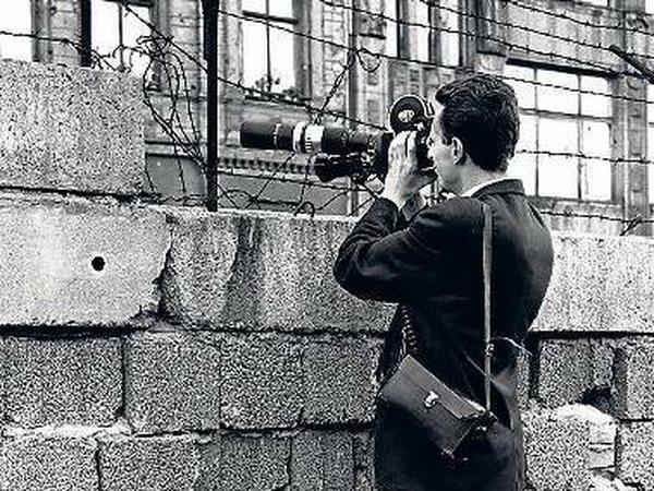 Film ab: Herbert Ernst bei der Arbeit mit seiner Arriflex-Kamera. Eine seiner Aufnahmen gehört zum Unesco-Weltdokumentenerbe. 