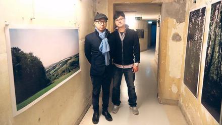 Jong-Ha Kim (r.) füllt den alten Bunker am Hohenzollerndamm mit Kultur. Vor Kurzem stellte hier Changje Hong seine Fotos aus.