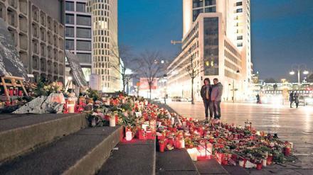 Auf dem Breitscheidplatz erinnern Blumen und Kerzen weiterhin an die Opfer des Terroranschlags am 19. Dezember. 