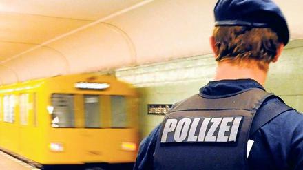Wache Augen. Je zwei Polizisten und BVG-Sicherheitsmitarbeiter gehen wieder gemeinsam auf Streife. 2003 waren diese Einsätze aufgegeben worden. 