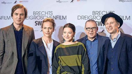 Ein Teil des "Dreigroschenfilm"-Ensembles: Lars Eidinger (Bertolt Brecht), Claudia Michelsen (Peachums Frau), Hanna Herzsprung (Polly), Joachim Król (Peachum) und Robert Stadlober (Kurt Weill).