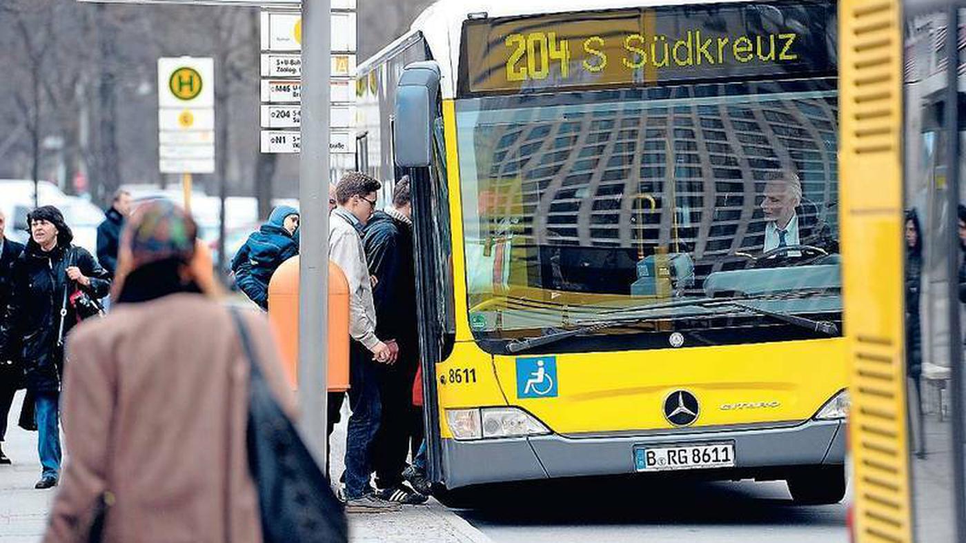 Busfahrer gesucht Bei der BVG sitzen nun auch Rentner am Steuer Busfahrer gesucht Bei der BVG sitzen nun auch Rentner am Steuer