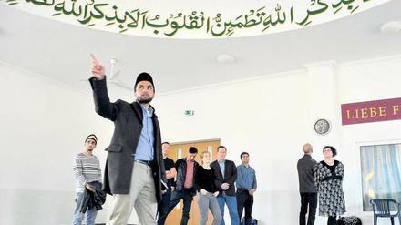 Imam Said Arif zeigte seinen homosexuellen Gästen die Moschee der Ahmadiyya-Gemeinde.