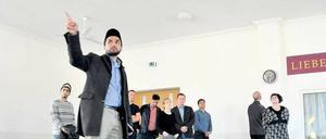Imam Said Arif zeigte seinen homosexuellen Gästen die Moschee der Ahmadiyya-Gemeinde.