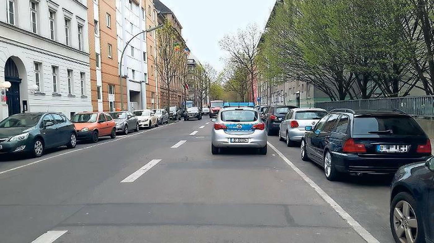 Parken in zweiter Reihe: Wenn selbst die Ordnungshüter in Berlin die Ordnung nicht hüten
