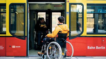 Vorsicht Stufe. Die geräumigen S-Bahn-Züge sind eigentlich günstig für Rollstuhlfahrer. Aber viele sind auf eine Rampe angewiesen.