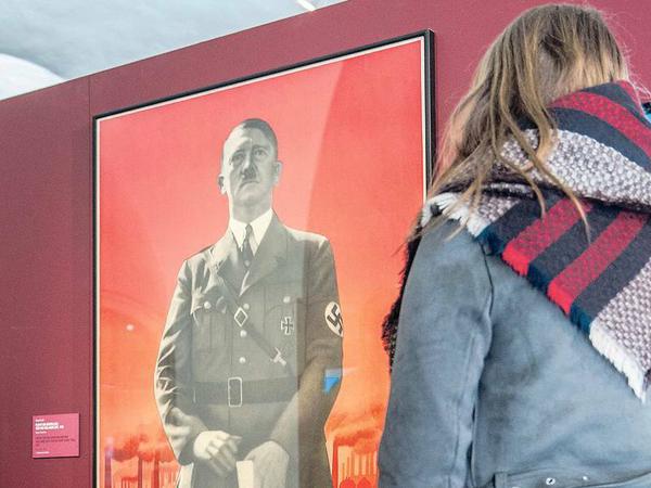1937 stellten die Nationalsozialisten in einer Ausstellung ihre angeblichen Erfolge zur Schau. Das Motiv auf dem damaligen Plakat: Hitler.