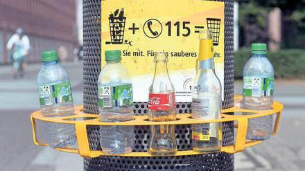 In Karlsruhe wurden Pfandringe für Flaschen an den Papierkörben installiert. 