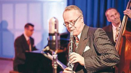 Klarinettist Andreas Hofschneider und seine Band (o.)haben sich ganz dem Stil des King of Swing, Benny Goodman, verschrieben. Goodman (u. vo.) mit Band 1937 im „Madhattan Room“ des New Yorker Pennsylvania Hotels. 