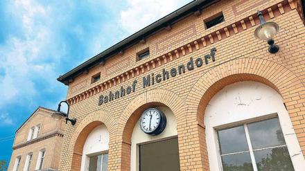 Außen hui. Im Inneren bröckelt das Bahnhofsgebäude in Michendorf schon seit Jahren vor sich hin. 