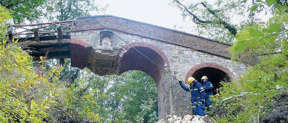 Über Jahre war der Mittelpfeiler der Teufelsbrücke im Volkspark Glienicke unbemerkt unterspült worden. Ein Unwetter 2009 gab ihm den Rest. 